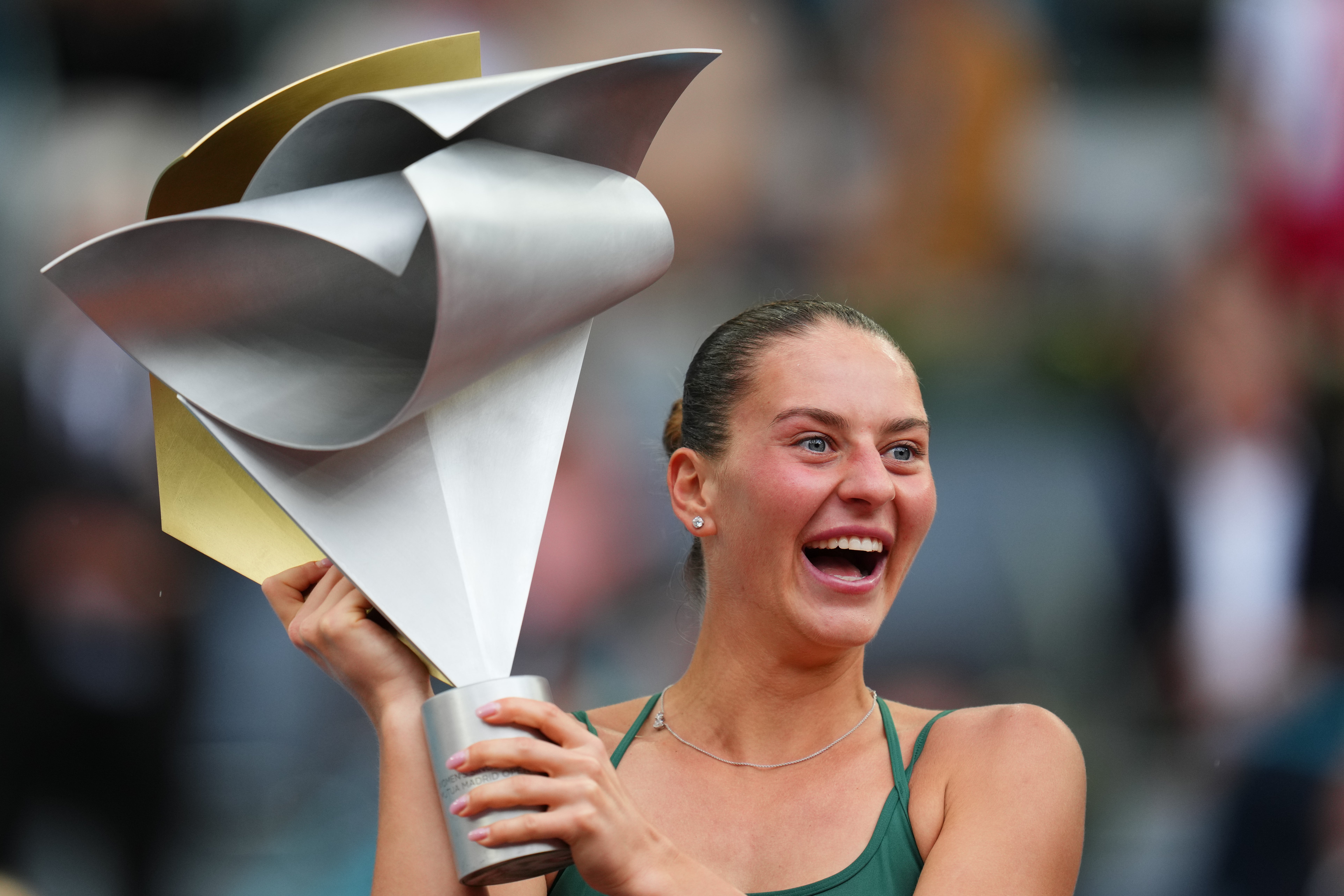 La ucraniana Kostyuk vence a la rusa Andreeva y gana el título del Abierto de Madrid