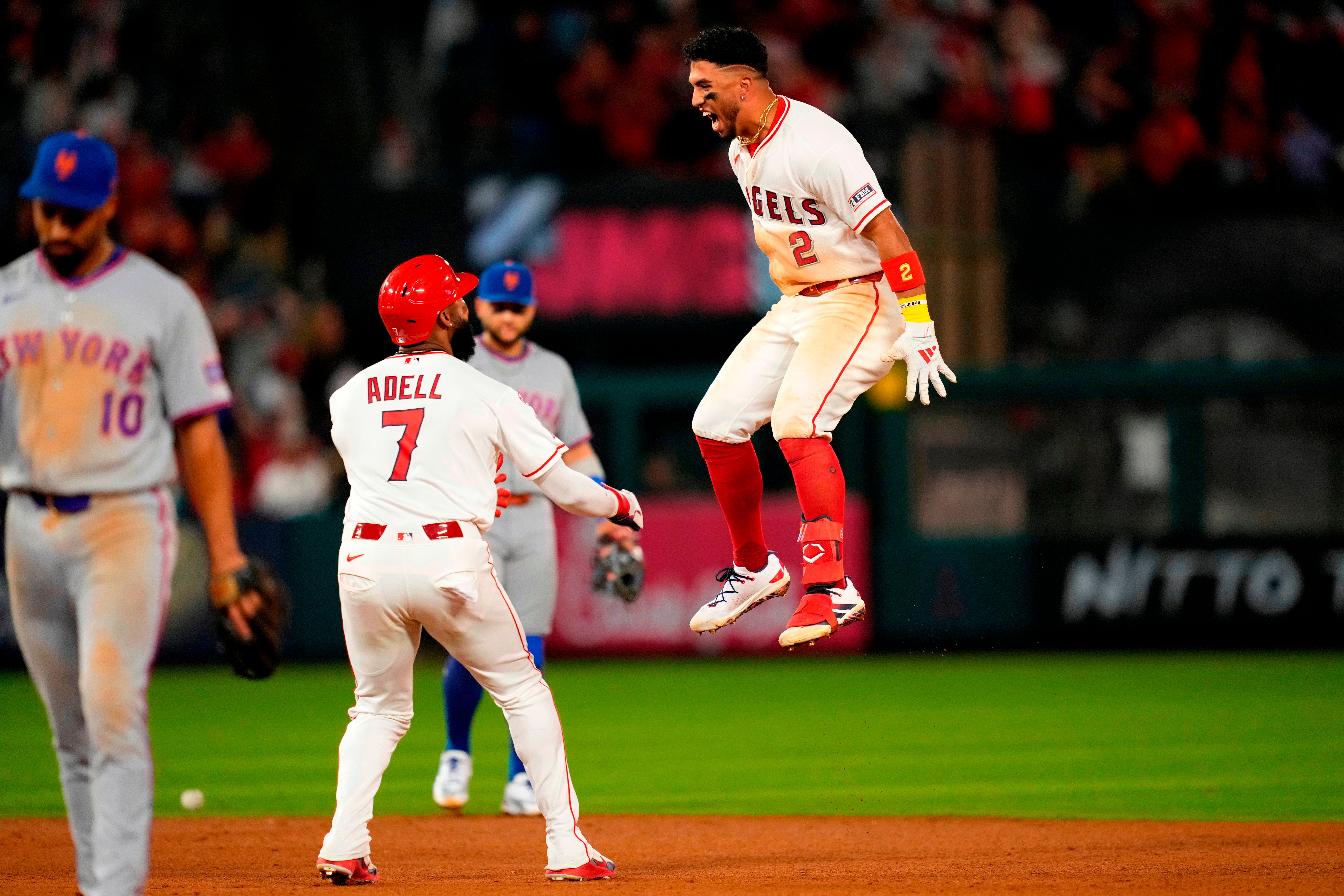 Sencillo productor de Peraza en la 10ma da a Angelinos triunfo 4-3 sobre Mets