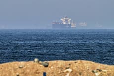 Países de la OPEP+ acuerdan alza de producción mientras Irán mantiene control del estrecho de Ormuz
