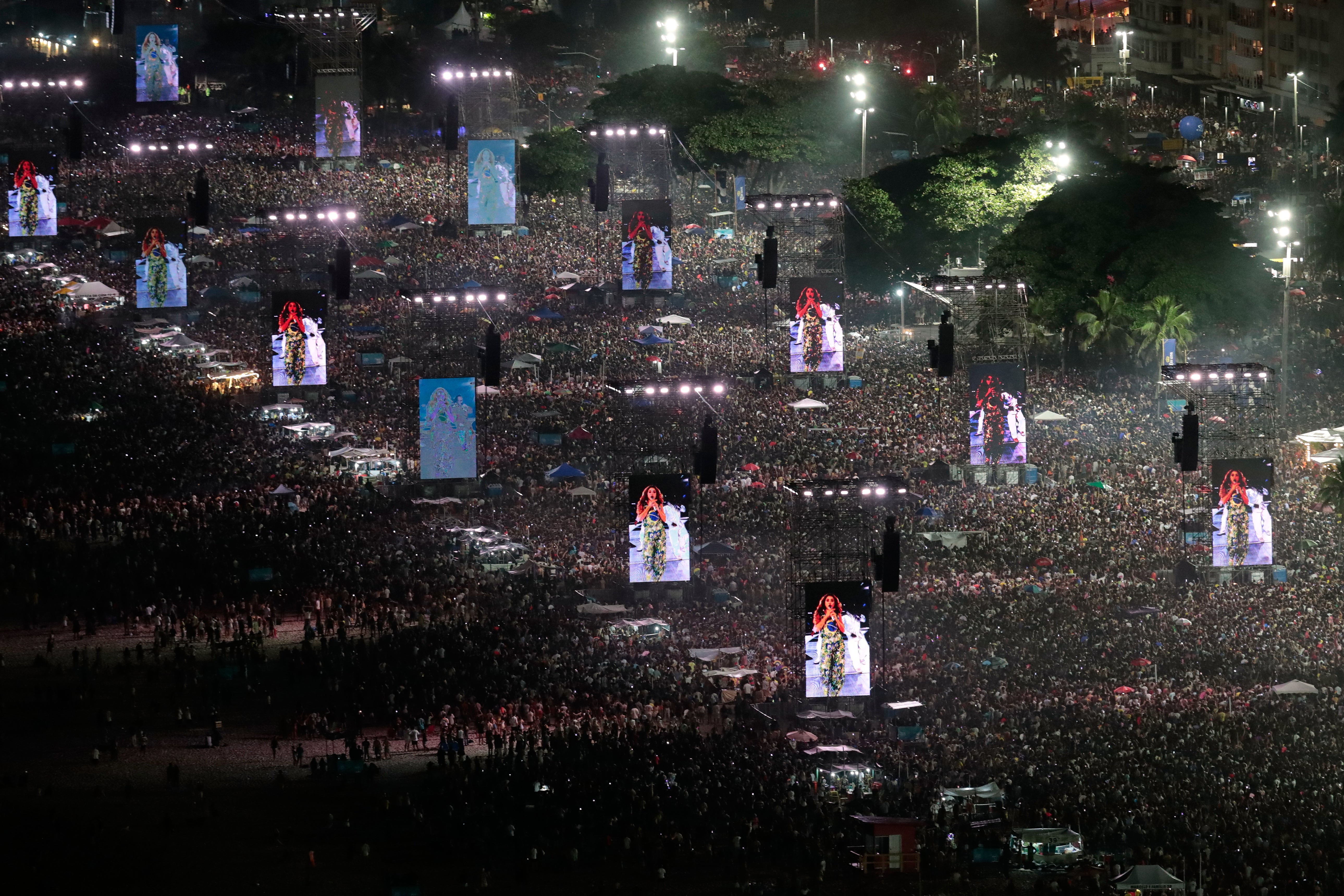 BRASIL-COPACABANA-SHAKIRA