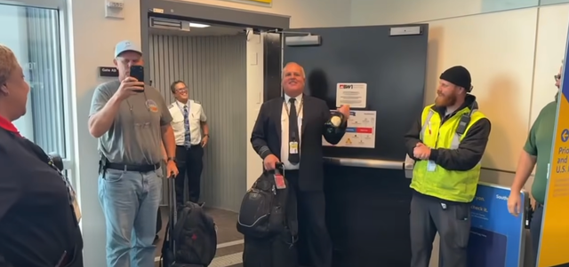 <p>El piloto de Spirit Airlines, Jon Jackson, fue homenajeado por empleados de Southwest Airlines tras cancelarse su despedida por el cierre repentino de operaciones de la aerolínea  </p>