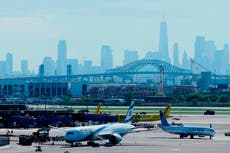 La FAA investiga vuelo de United que impactó un poste de luz durante su aterrizaje en Newark