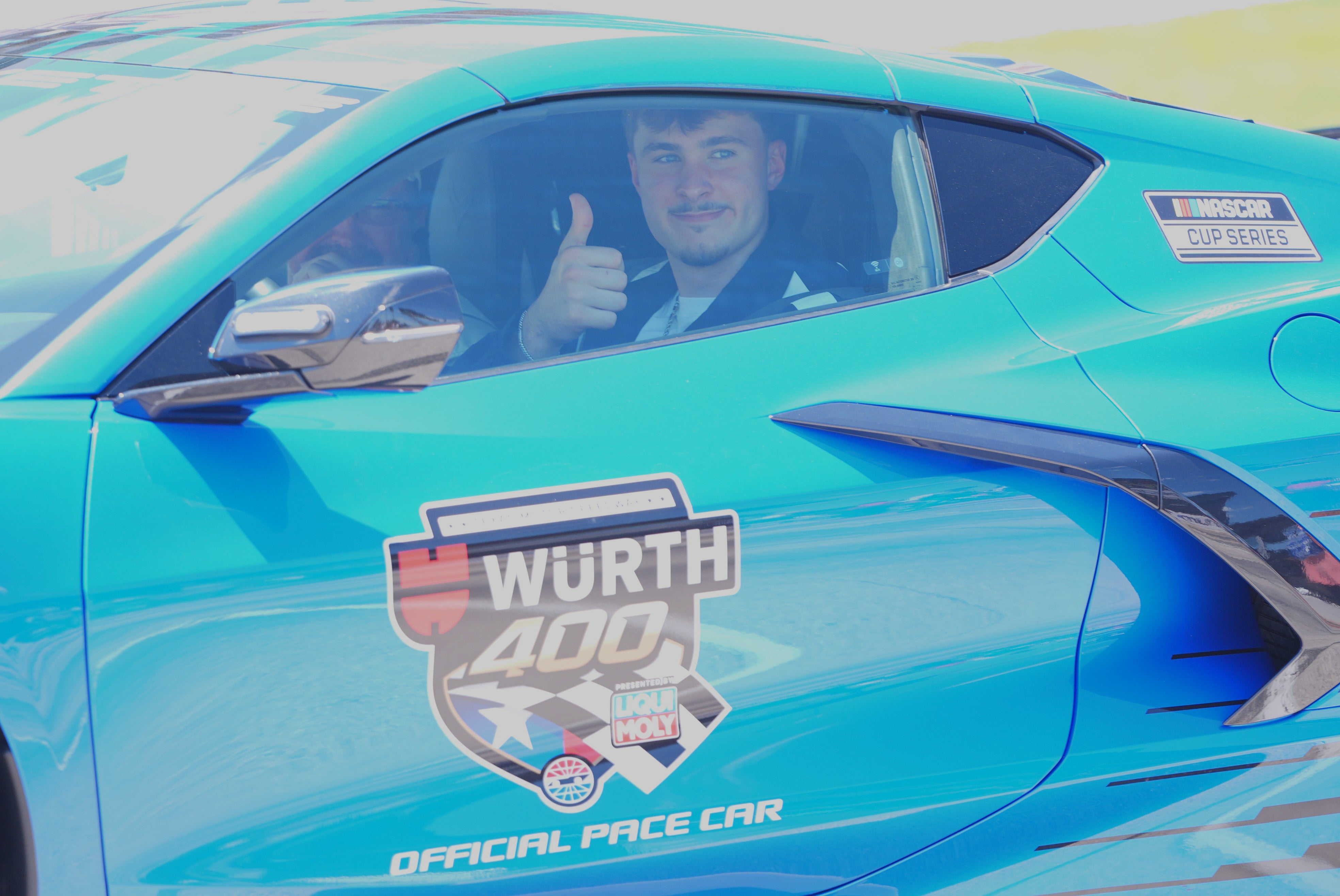 El novato estrella de la NBA Cooper Flagg recibe un aventón del novato de NASCAR Connor Zilisch