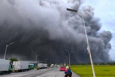 Un volcán expulsa ceniza en Filipinas y obliga a evacuar a más de 300 familias