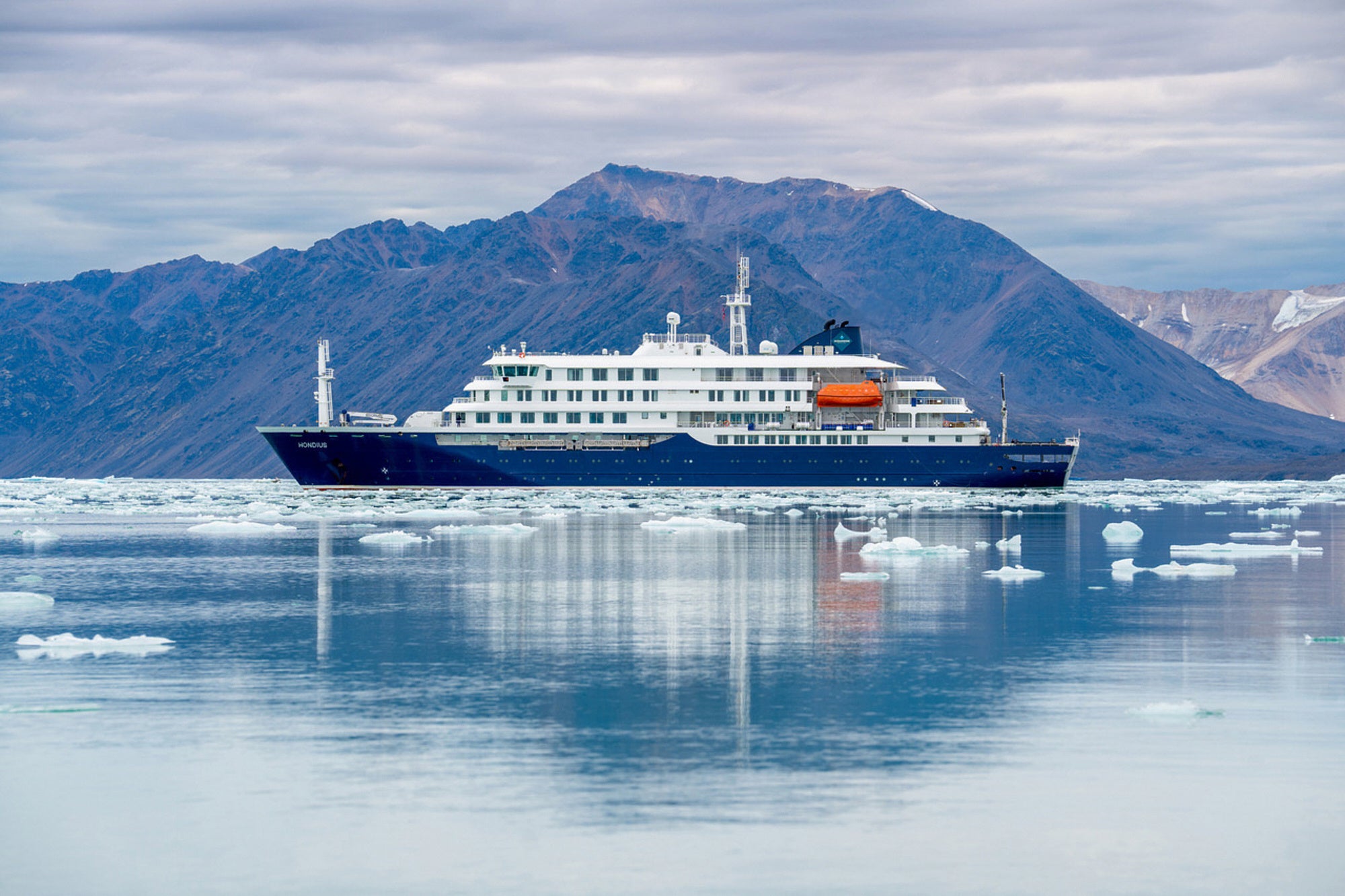 Crucero con presunto brote de hantavirus espera ayuda en el océano Atlántico