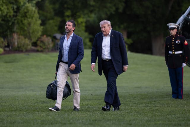 <p>El presidente Donald Trump y su hijo Donald Trump Jr. caminan por el jardín sur de la Casa Blanca. Trump visitó a un dentista en Florida durante el fin de semana y, a su regreso, fue visto con aparentes tobillos hinchados</p>