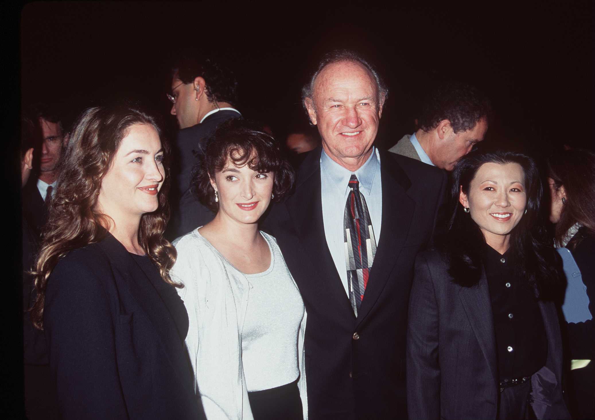 El actor Gene Hackman, en el centro a la derecha, y su esposa Betsy Arakawa, en el extremo derecho, posan junto a sus hijas Leslie, en el centro a la izquierda, y Elizabeth, en el estreno de su película ‘El secreto’ en octubre de 1996 en Beverly Hills, California. Betsy Arakawa falleció tras contraer una infección por hantavirus en febrero de 2025