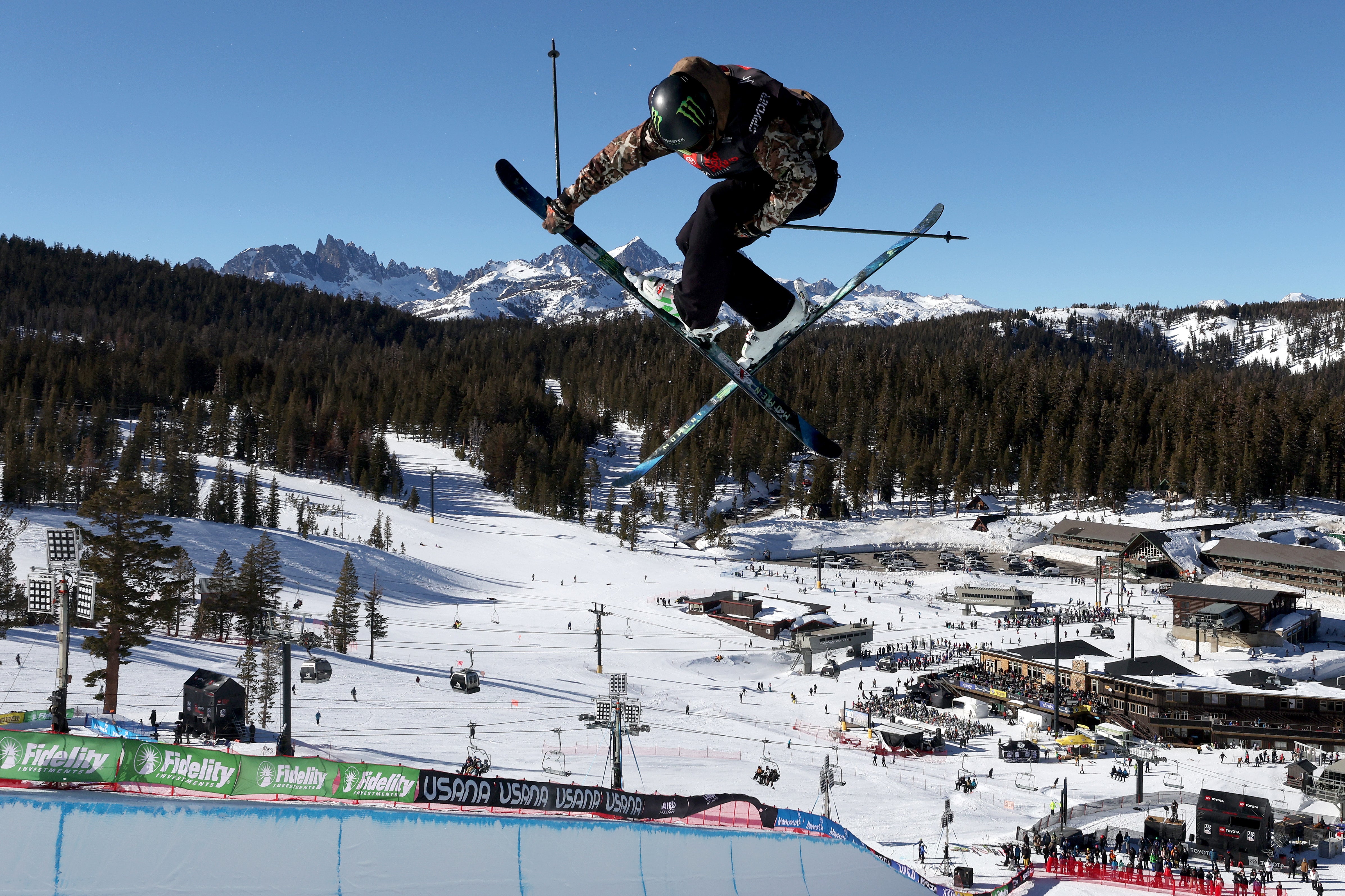Se ve a un esquiador en la montaña Mammoth, situada en Mammoth Lakes, California. Esta localidad turística del norte de California ha registrado este año tres casos mortales de hantavirus