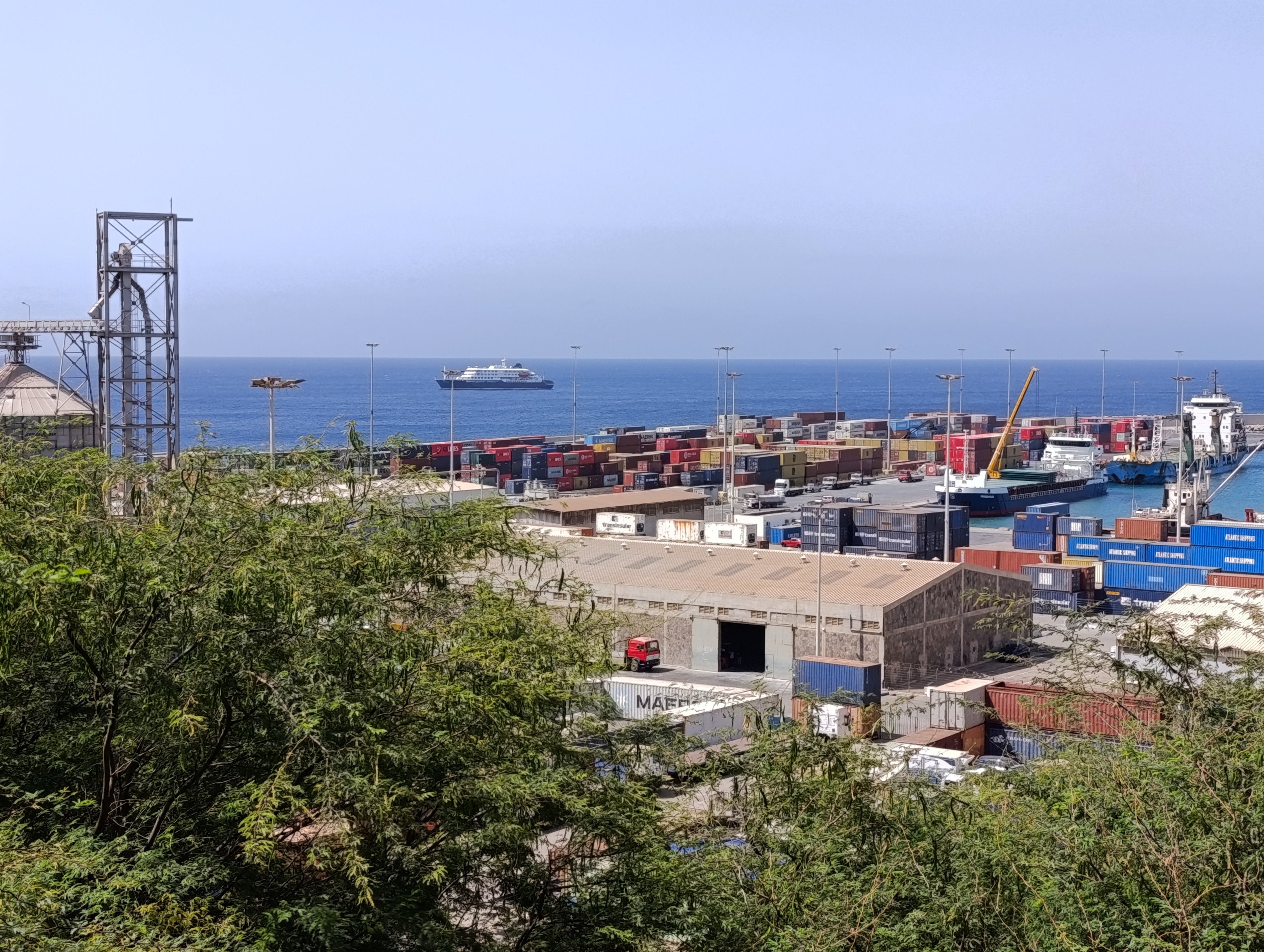 El crucero MV Hondius frente al puerto de Praia, en Cabo Verde