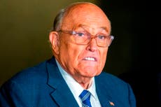 Giuliani respira por sí solo mientras está hospitalizado con neumonía