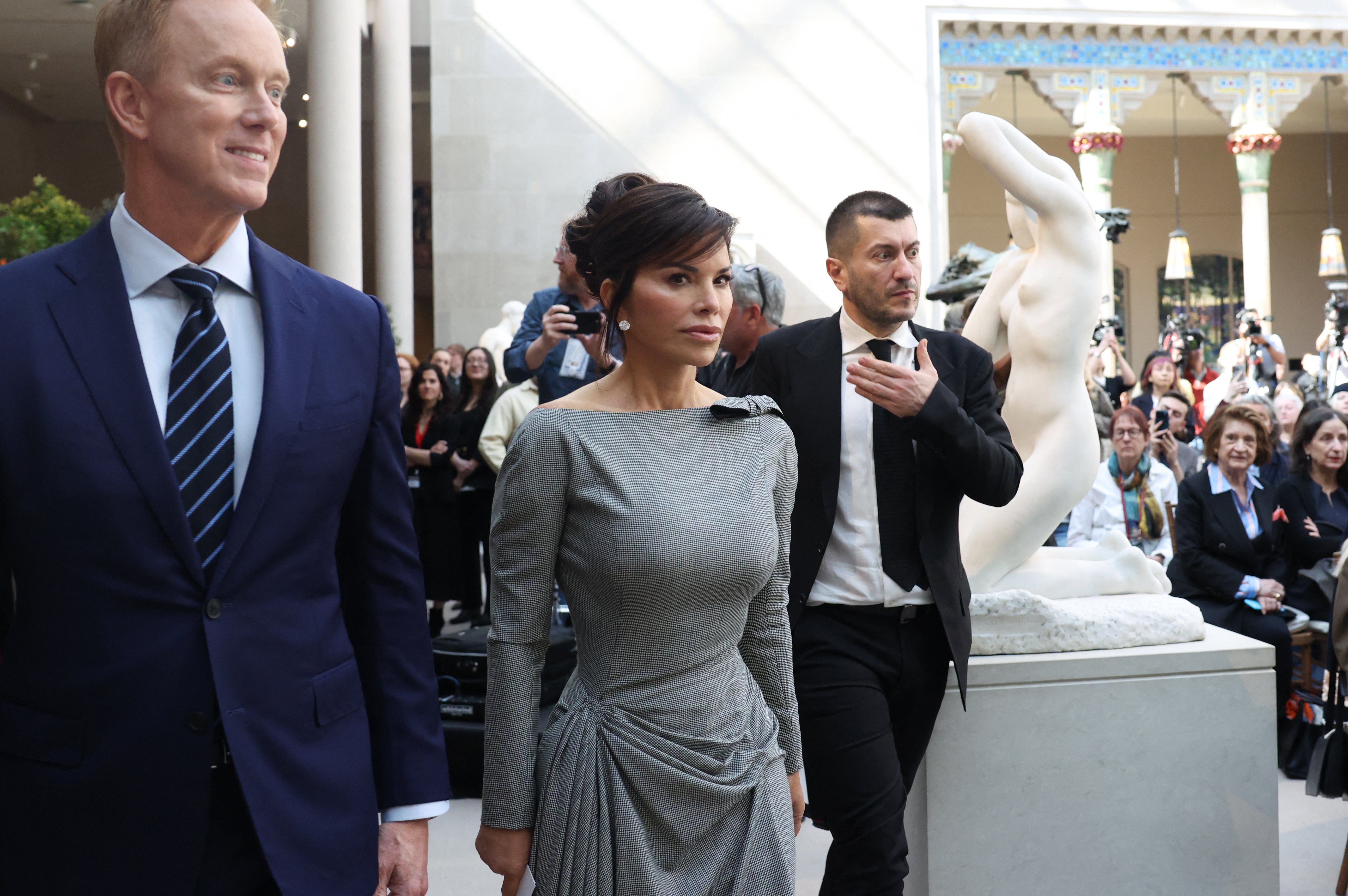 Lauren Sánchez Bezos, presidenta honoraria de la Met Gala, llega a una conferencia de prensa durante la presentación previa a la prensa de la Met Gala 2026, dedicada al “Arte del vestuario”, en el Museo Metropolitano de Arte de Nueva York, el 4 de mayo de 2026. Jeff Bezos y su esposa, Lauren Sánchez Bezos, son los patrocinadores principales y copresidentes honorarios de este evento benéfico
