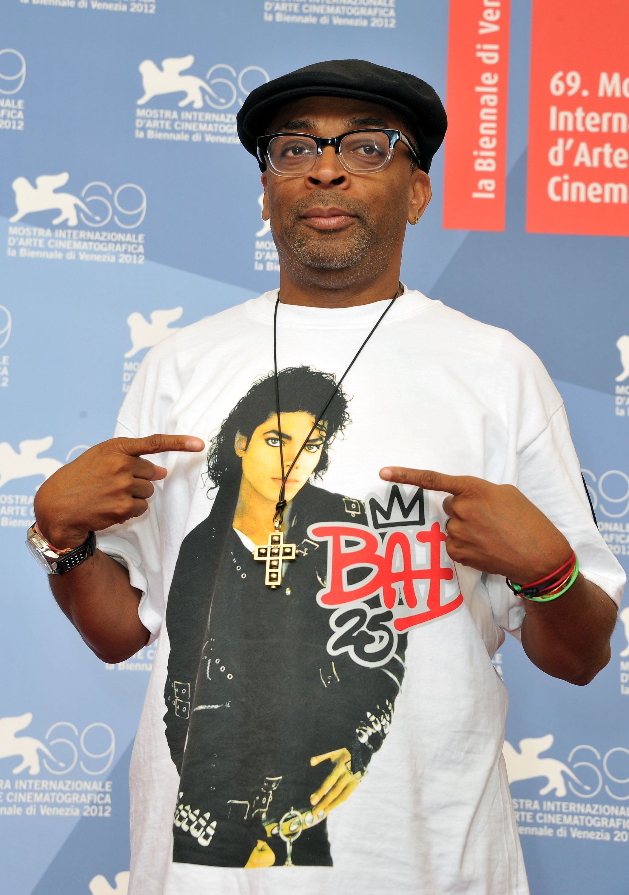 Spike Lee dirigió el videoclip de Michael Jackson para el tema de 1996 ‘They Don’t Care About Us’, y posteriormente realizó dos documentales: ‘Bad 25’ y ‘Michael Jackson’s Journey from Motown to Off the Wall’
