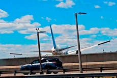 Un avión de United estuvo a punto de chocar con un camión durante su aterrizaje en Nueva Jersey