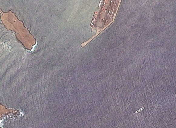 Una imagen satelital muestra al crucero MV Hondius frente a la costa de Praia, en Cabo Verde, el lunes