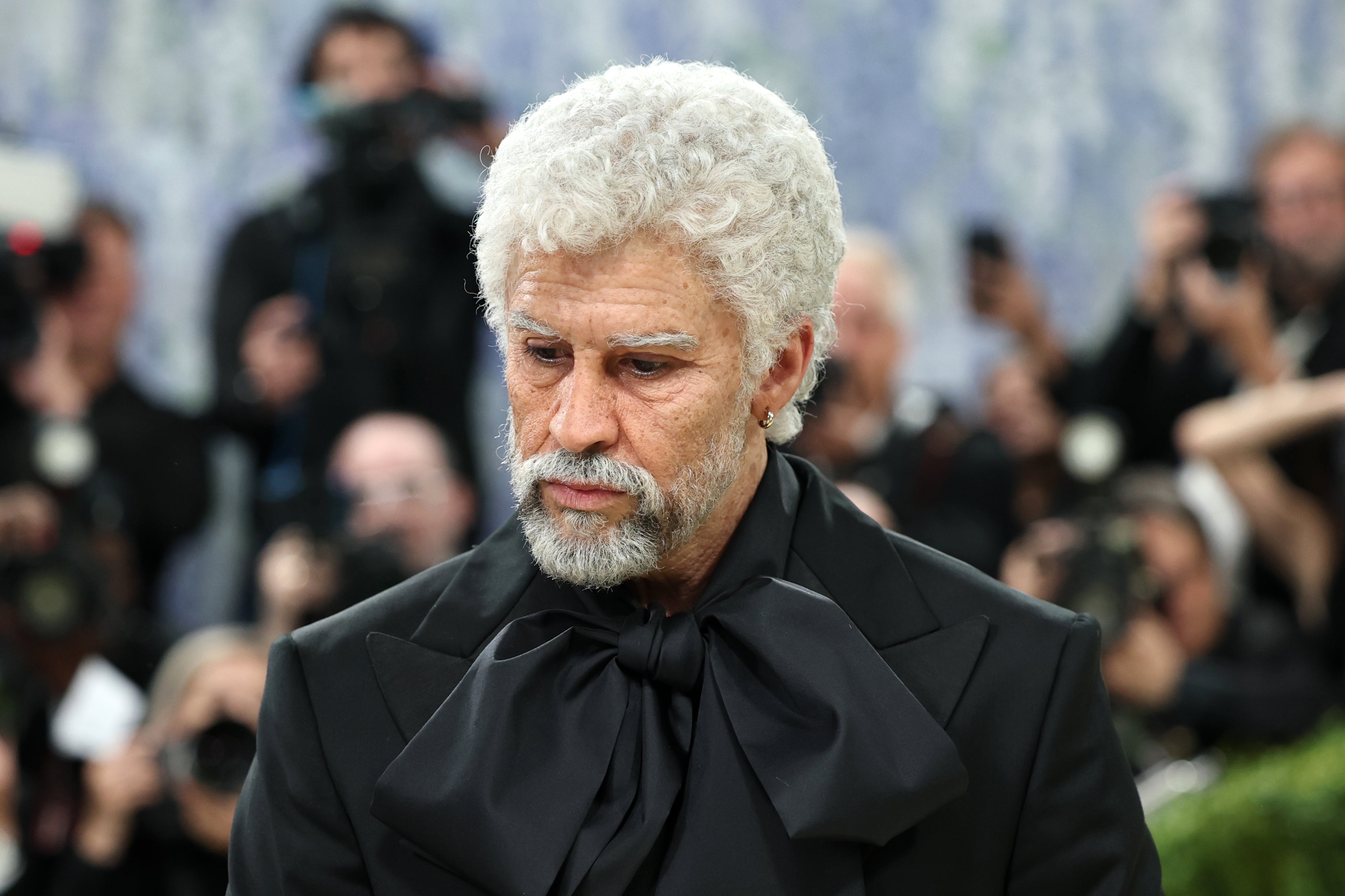 Fans elogian look de “anciano” de Bad Bunny en la Met Gala