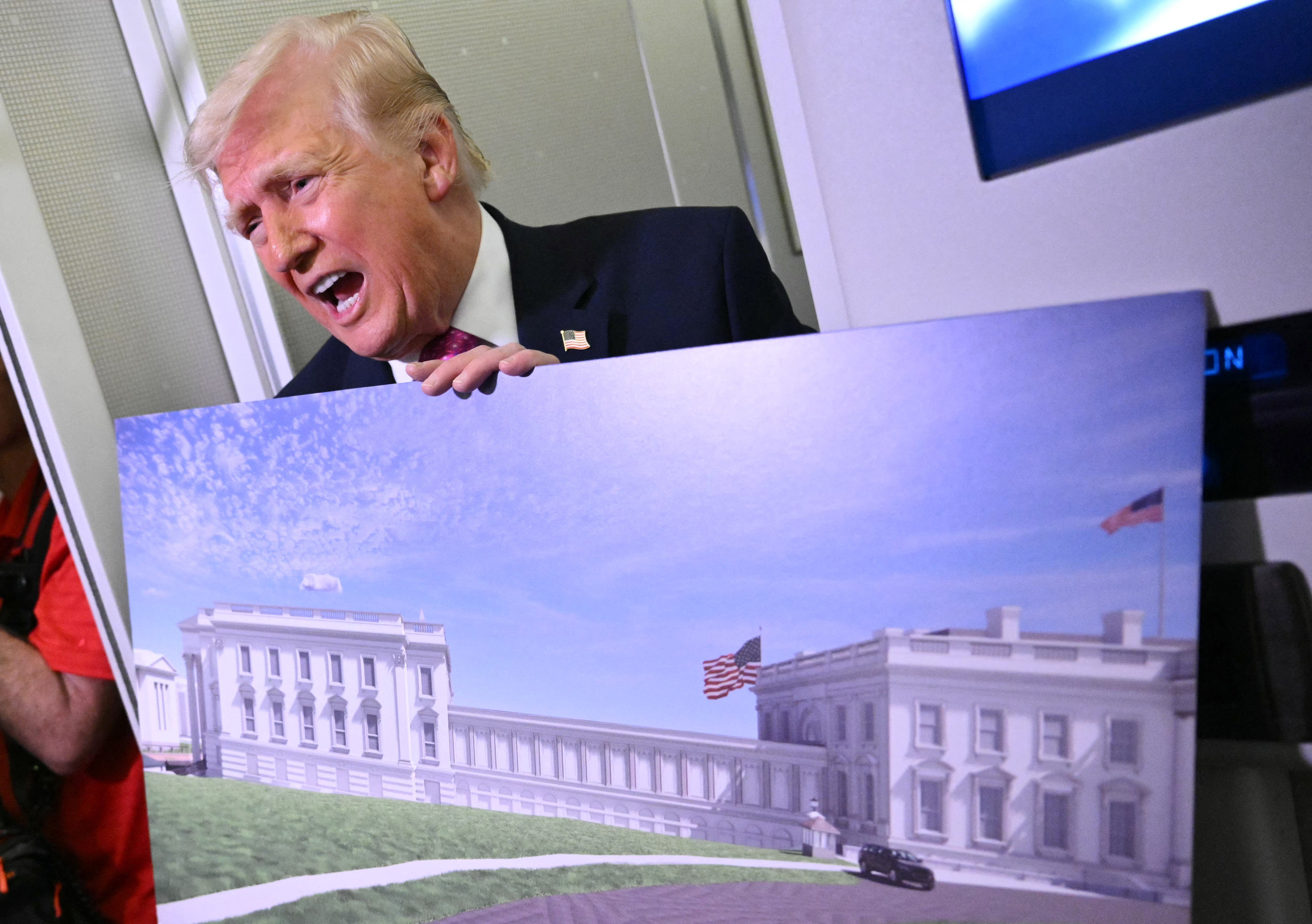 Un podcaster liberal lanzó una descabellada teoría conspirativa sobre los verdaderos planes del presidente Trump respecto al búnker que se está construyendo bajo el salón de baile de la Casa Blanca: “No se va a ir”