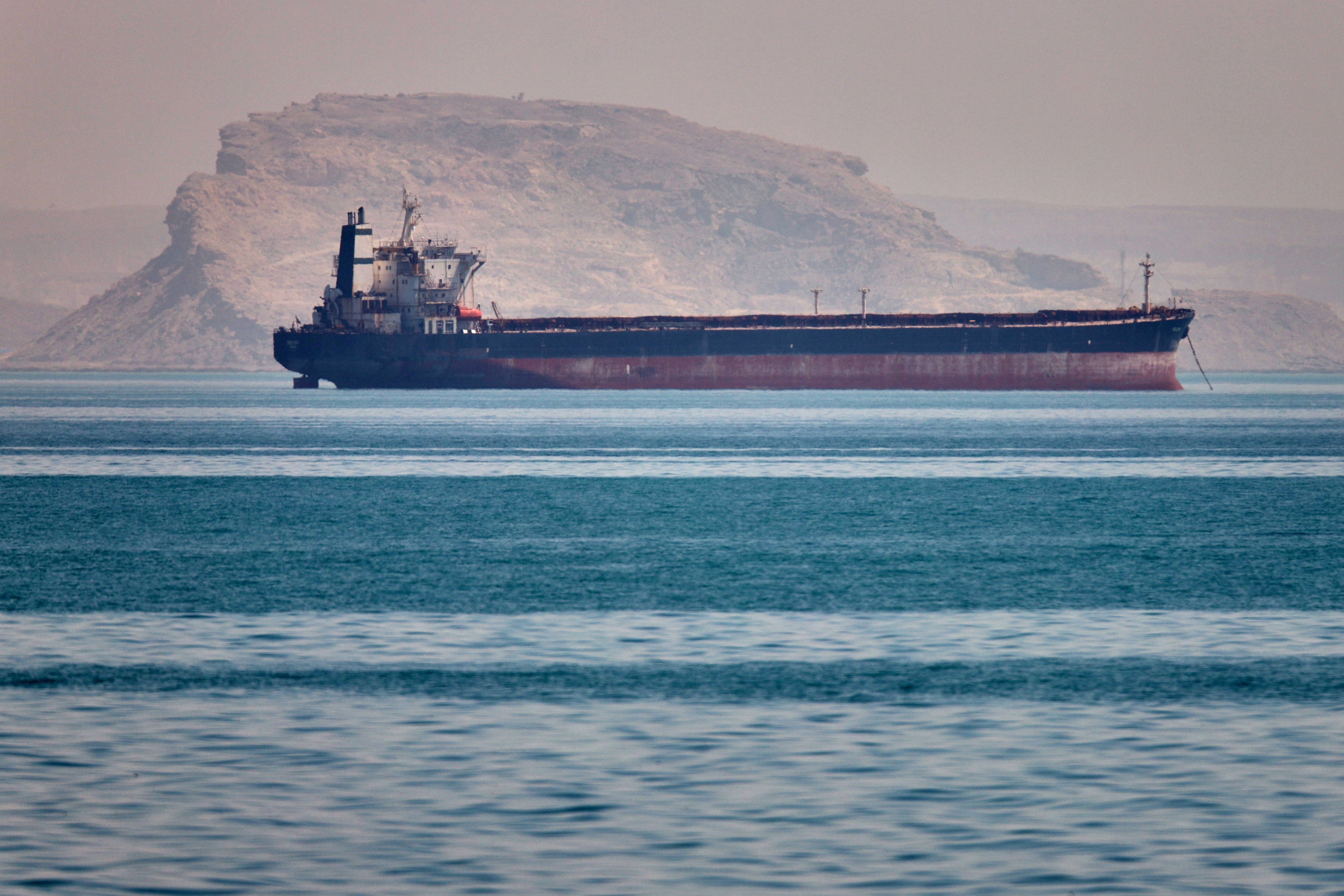 Un intento de EEUU de abrir el estrecho de Ormuz pone a prueba el frágil cese el fuego con Irán
