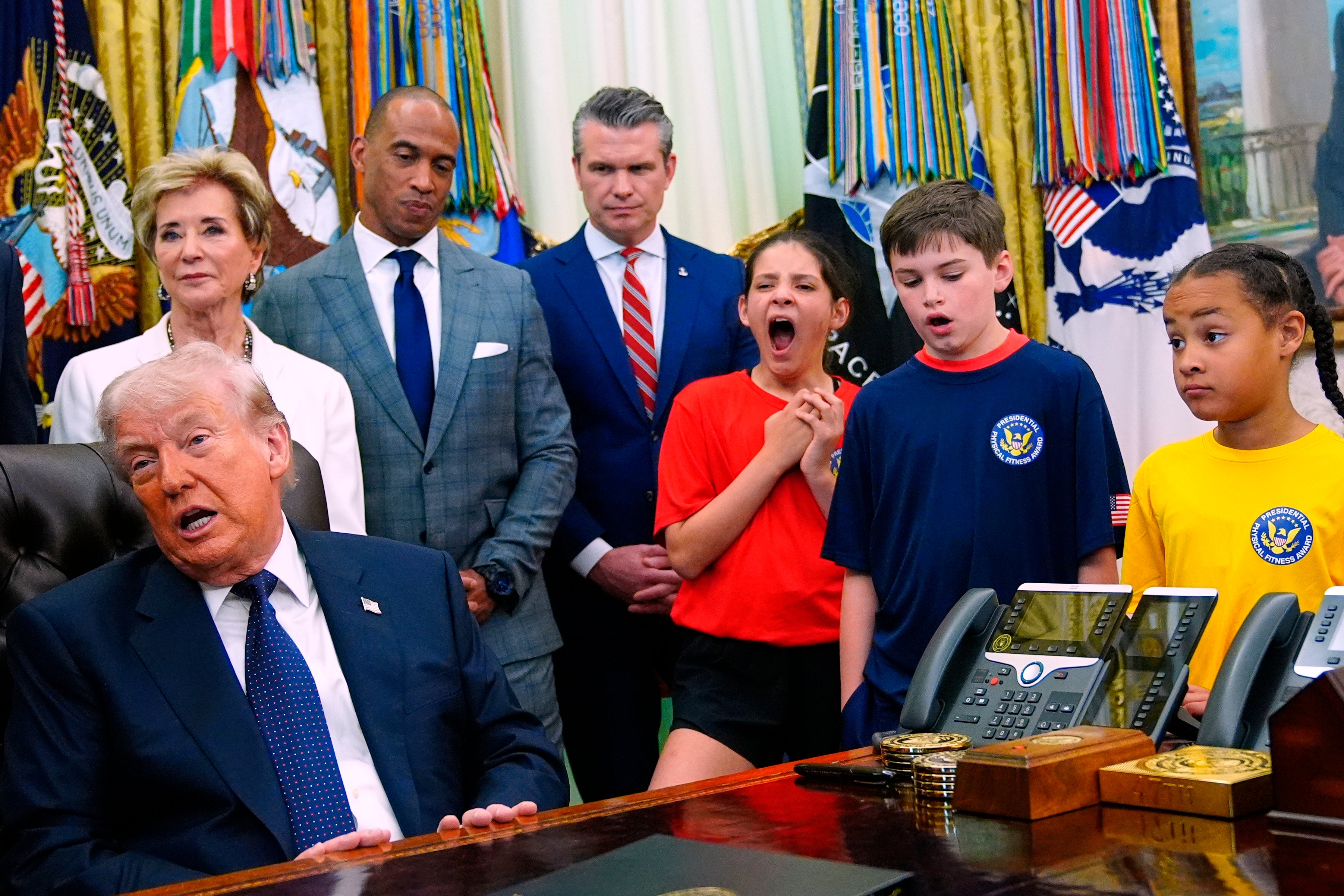 Con evidente aburrimiento, un grupo de niños escuchaba a Trump hablar sobre el asesinato de manifestantes en Irán y el bloqueo del estrecho de Ormuz en un acto celebrado el martes en la Casa Blanca