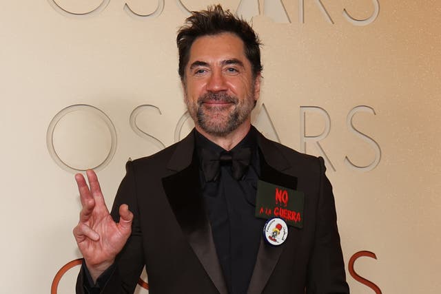 <p>Javier Bardem acudió a la ceremonia de los Oscar de 2026 con un parche contra la guerra y un pin a favor de Palestina</p>