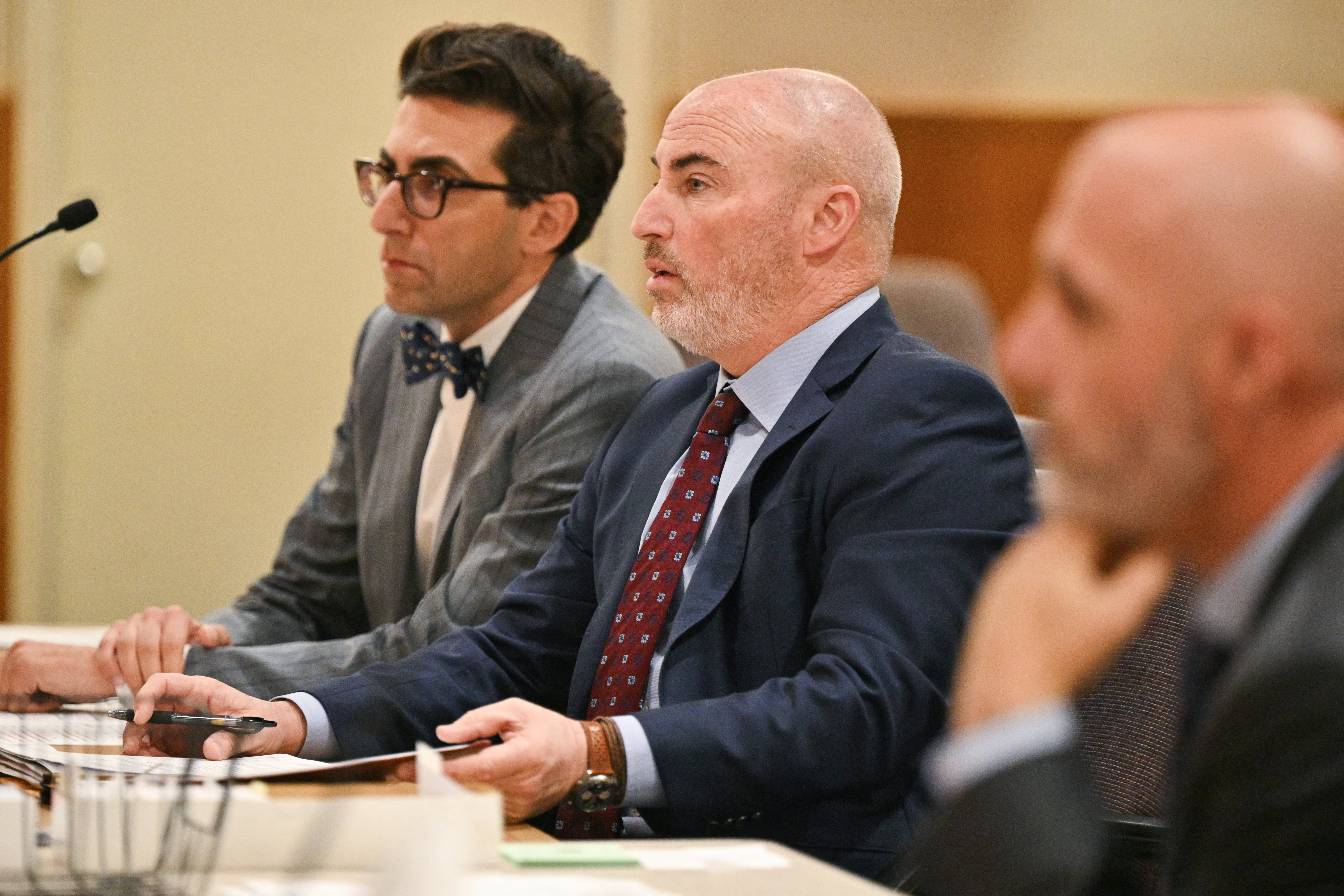 El abogado de Britney Spears (centro) y el fiscal del condado de Ventura, Andrew Sullivant (derecha), en su audiencia por DUI en el Tribunal Superior del condado de Ventura