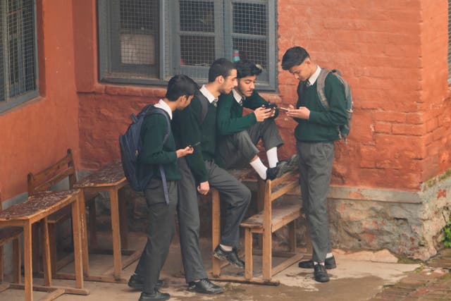 EEUU-ESCUELAS-PROHIBICIÓN DE CELULARES