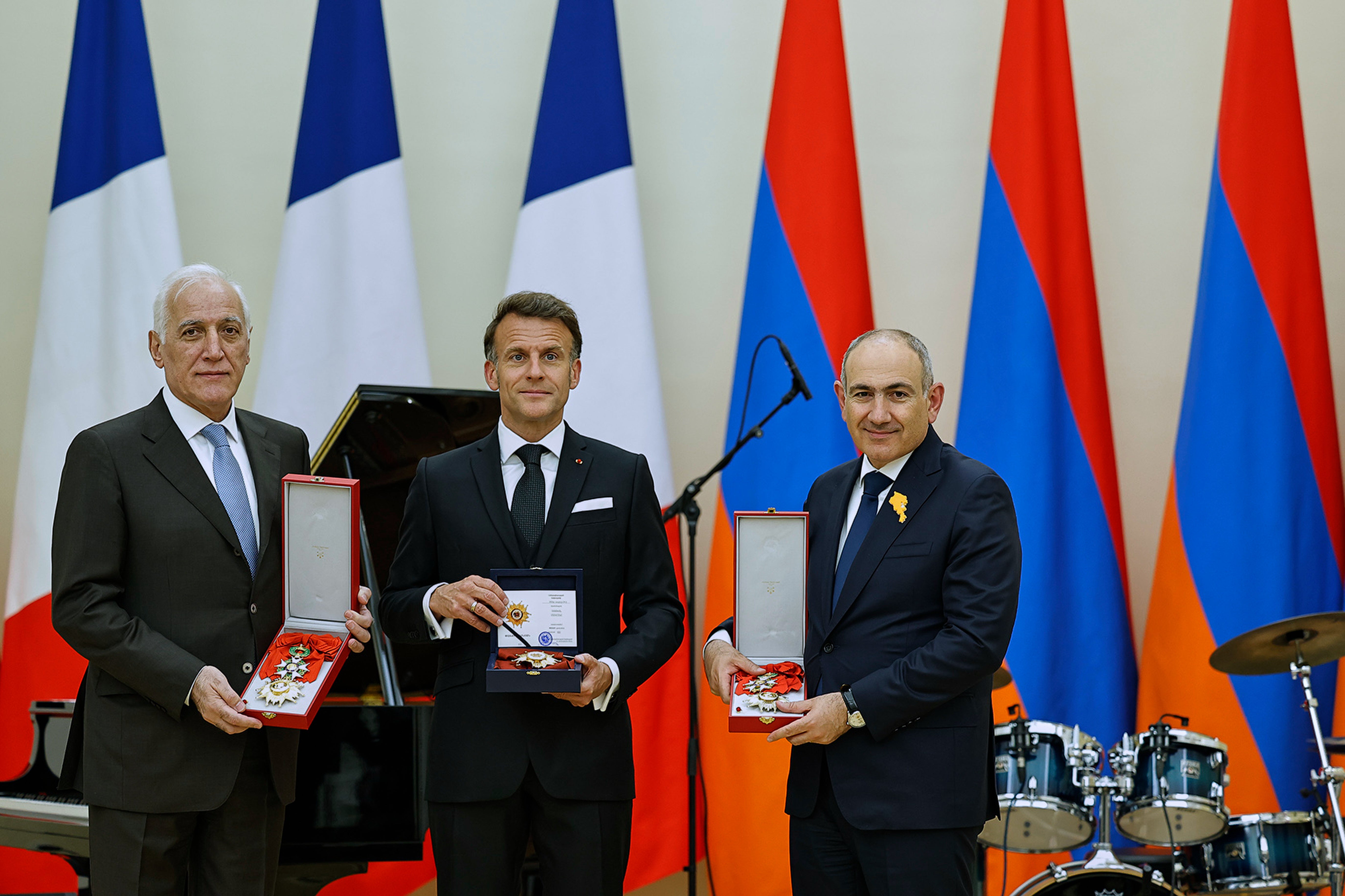 ARMENIA-MACRON CANTANDO