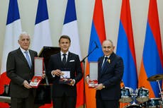 Macron canta baladas clásicas en una cena de Estado en su honor en Armenia