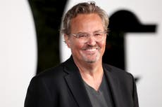 Informe: la asistente de Matthew Perry condujo su auto horas después de su muerte