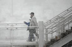 Una tormenta de nieve tardía azota Colorado, cierra escuelas y afecta a viajeros