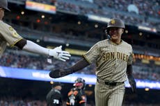 Padres igualan sus números máximos de la temporada en hits y carreras para vencer 10-5 a Gigantes