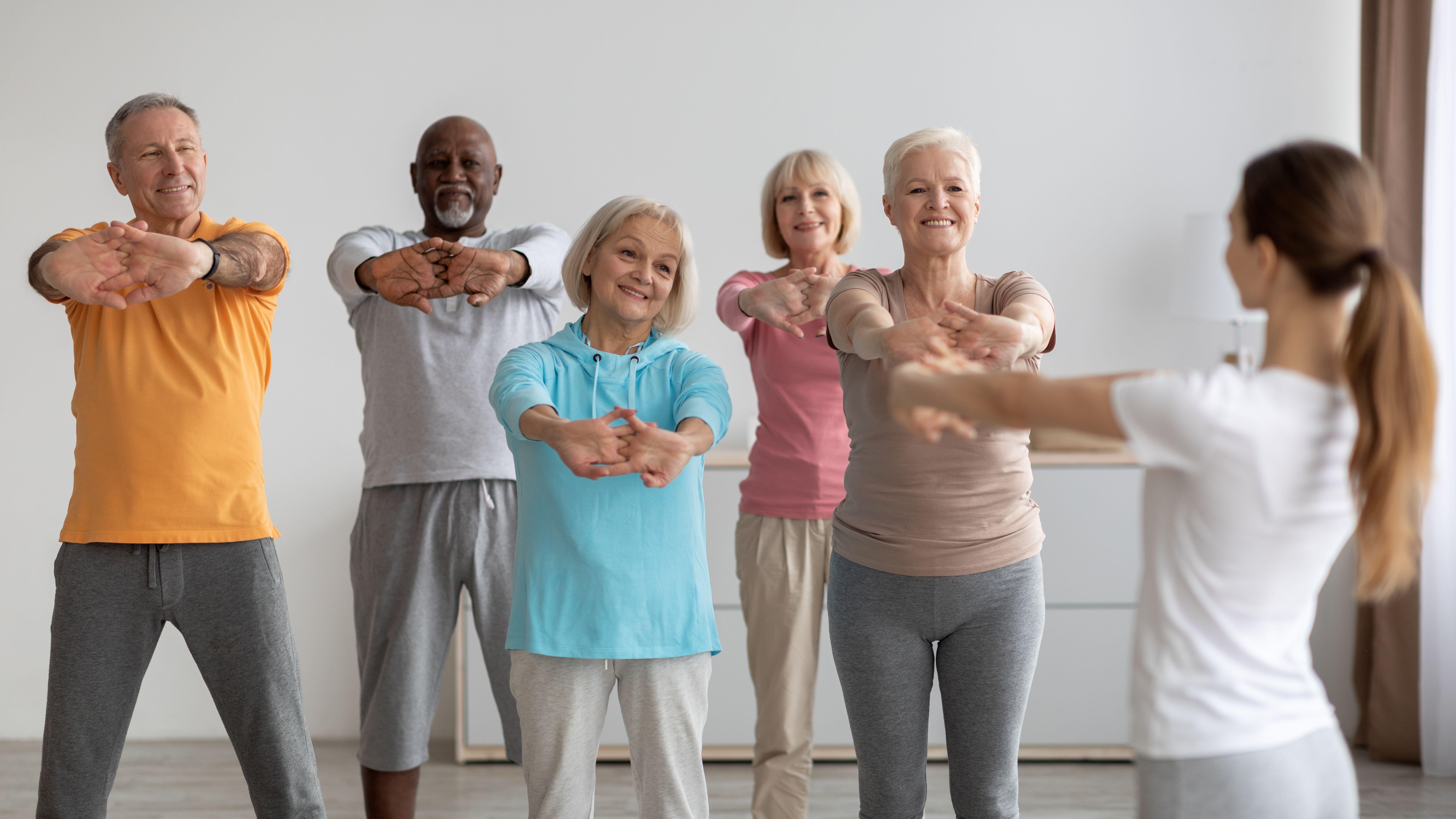 Mantenerse activo y socialmente conectado puede ayudar a conservar la salud física y mental en etapas avanzadas de la vida