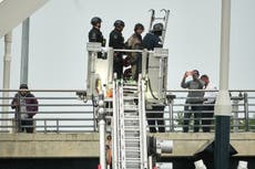 Manifestante baja de puente en Washington y termina protesta de 5 días contra IA y guerra en Irán