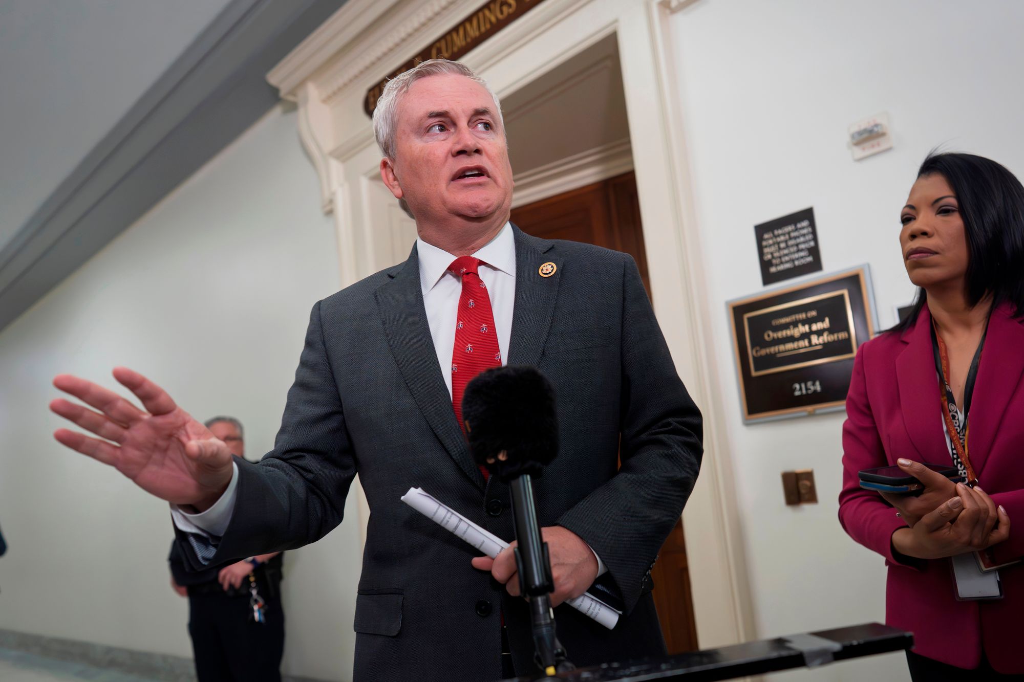 El presidente del Comité de Supervisión de la Cámara, James Comer, admitió que Howard Lutnick no fue “100 % sincero” sobre su relación con Epstein