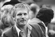 Falleció Ted Turner, el pionero audaz de la TV que transformó a los Bravos de Atlanta. Tenía 87 años