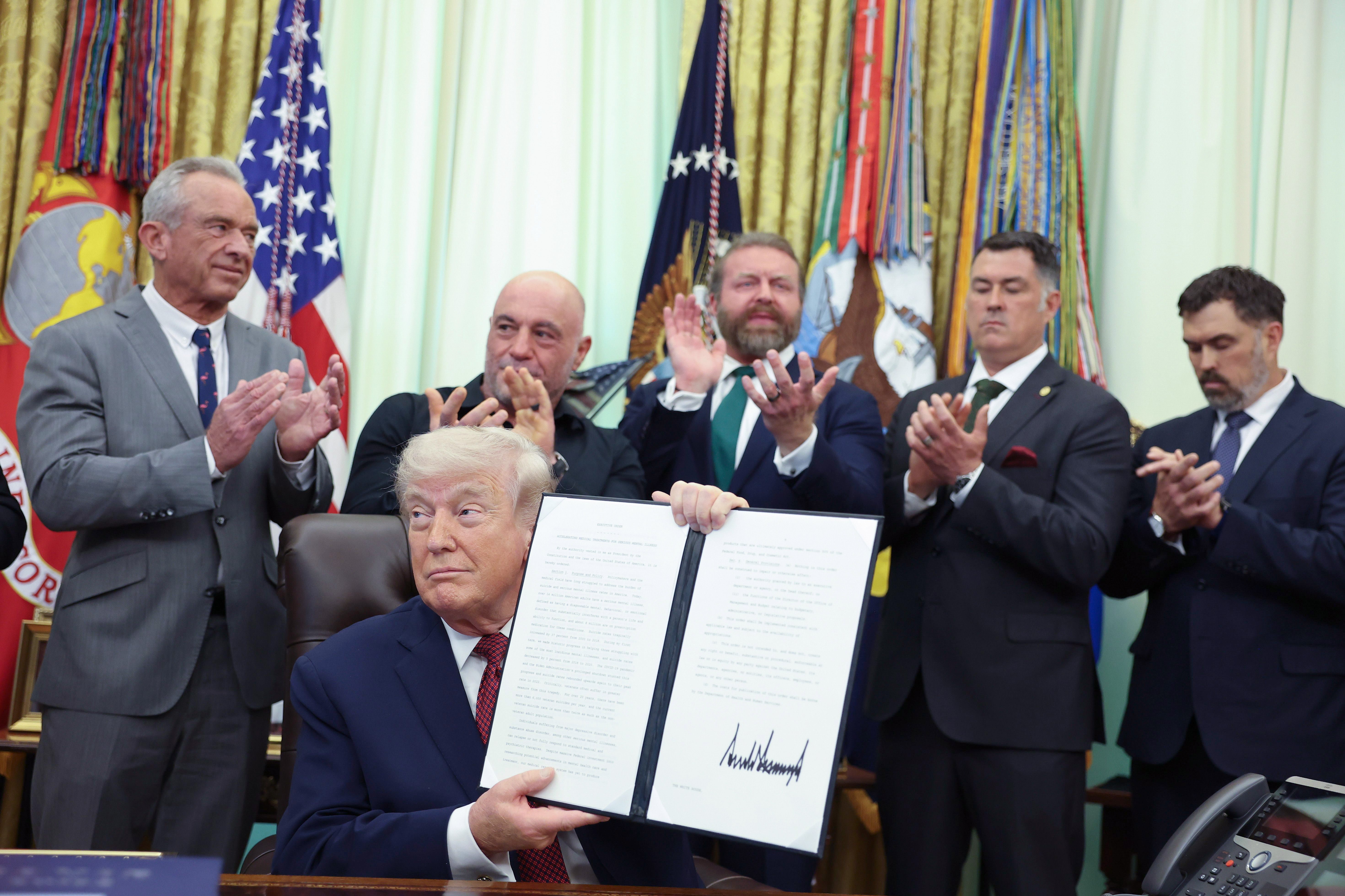 El presidente Donald Trump firmó el mes pasado un decreto ejecutivo en el que ordenaba a la Administración de Alimentos y Medicamentos de EE. UU. que acelerara el acceso a las sustancias psicodélicas