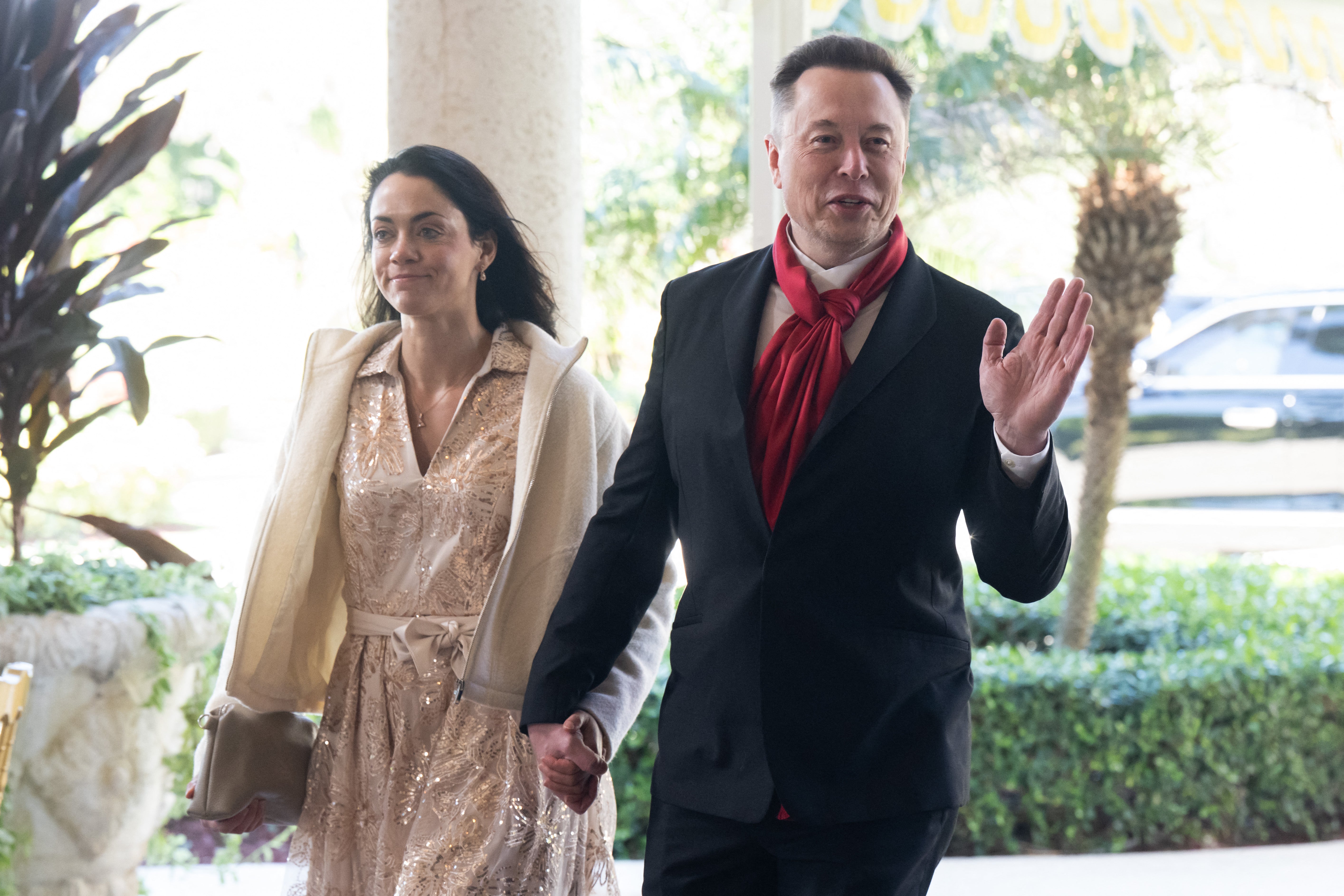 En febrero, Zilis fue fotografiada tomada de la mano de Musk mientras llegaban a Mar-a-Lago