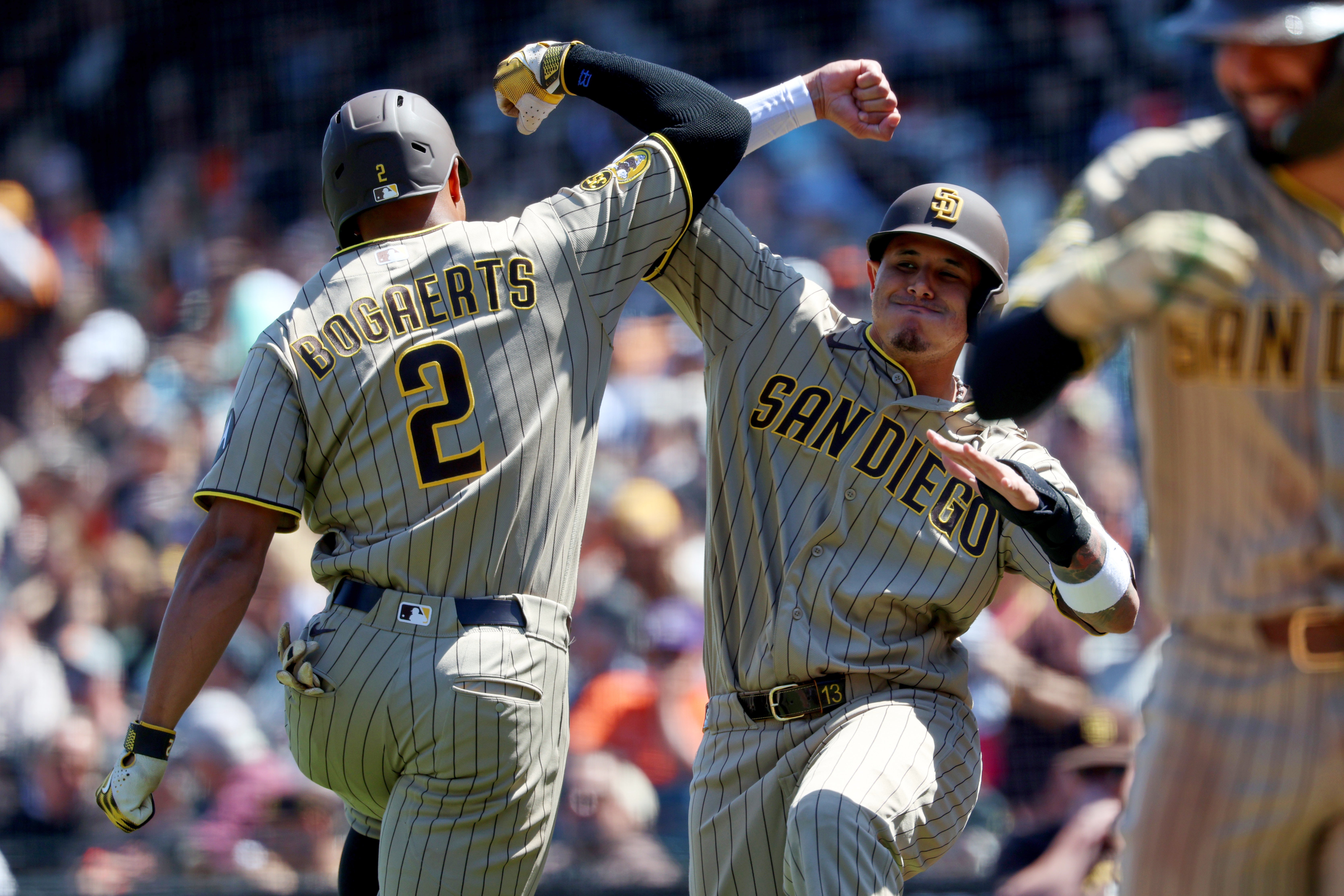 Ty France pega un triple de dos carreras en la séptima y los Padres ganan 5-1 a Gigantes