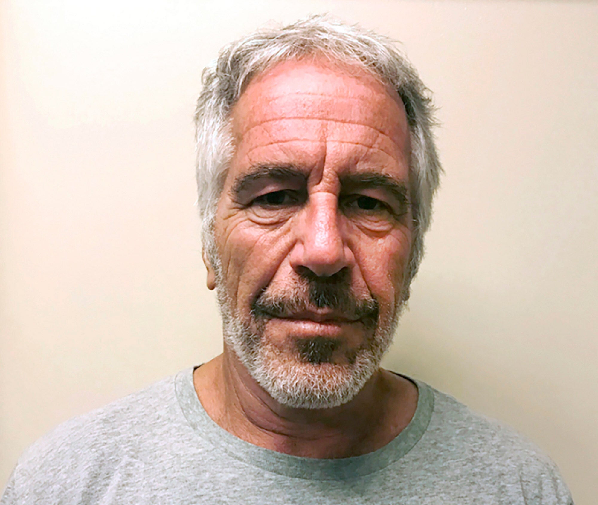 Juez divulga nota que compañero de celda dice que halló tras intento de suicidio de Epstein