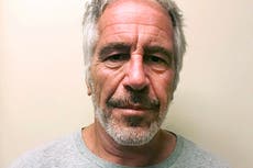 Juez divulga nota que compañero de celda dice que halló tras intento de suicidio de Epstein