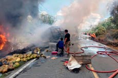 Autobús y camión cisterna chocan en Indonesia y dejan al menos 16 muertos