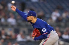 Eovaldi vuelve a frenar a Yankees enrachados y Rangers ganan 6-1 para cortar mala racha