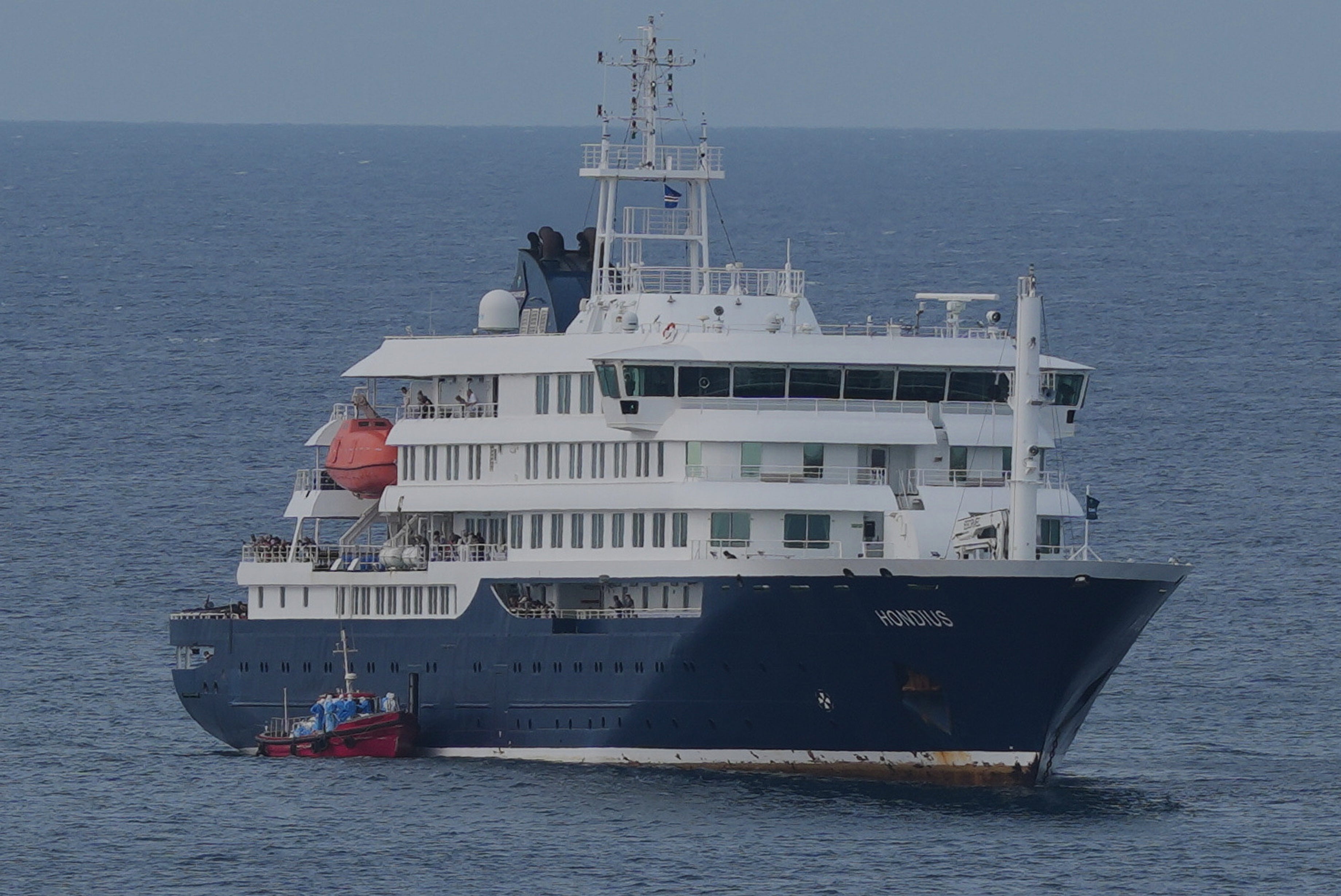 <p>El crucero MV Hondius permanece anclado en un puerto de Praia, en Cabo Verde</p>