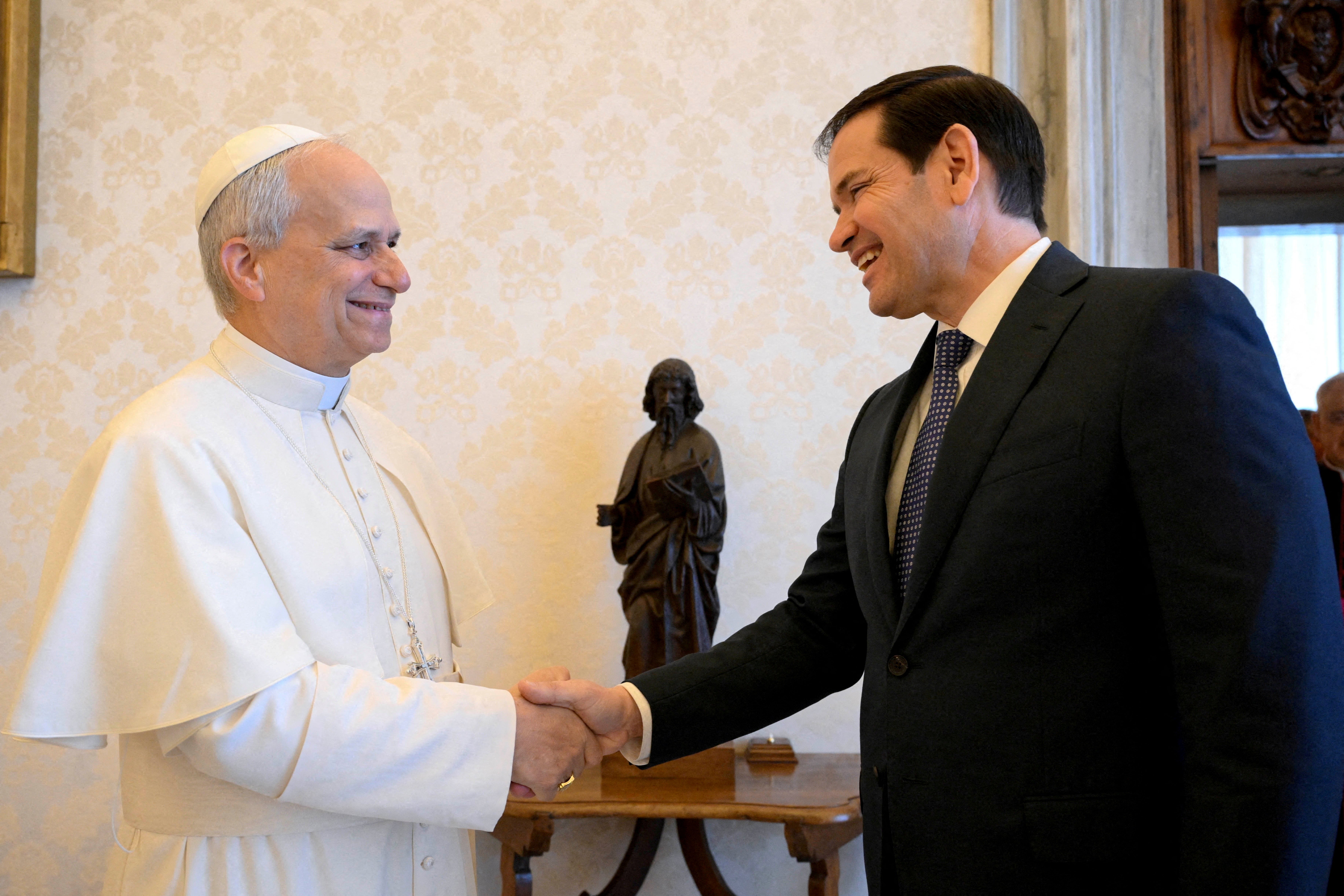 El papa León XIV estrecha la mano de Rubio durante su encuentro en el Vaticano en mayo de 2025