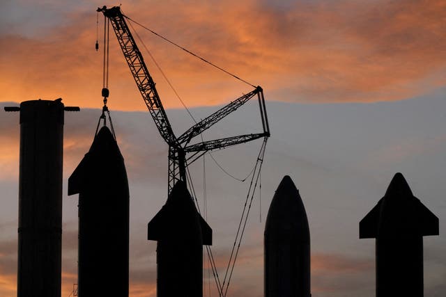 <p>Los prototipos del cohete Starship de SpaceX se pueden ver en la base Starbase en Brownsville, Texas, EE. UU., el 19 de agosto de 2023</p>