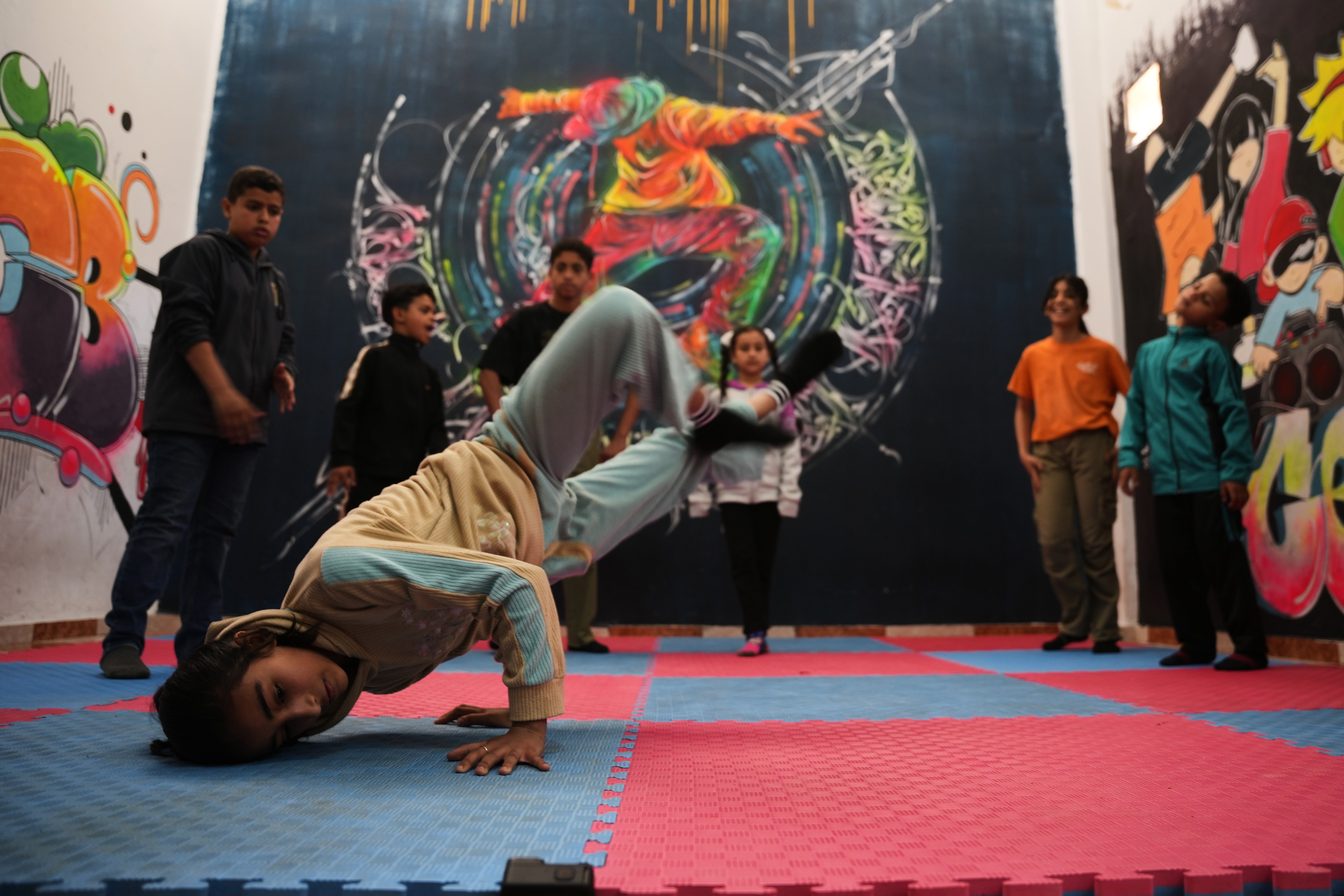 Niños palestinos hacen breakdancing para aliviar el estrés de la guerra