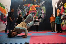 Niños palestinos hacen breakdancing para aliviar el estrés de la guerra