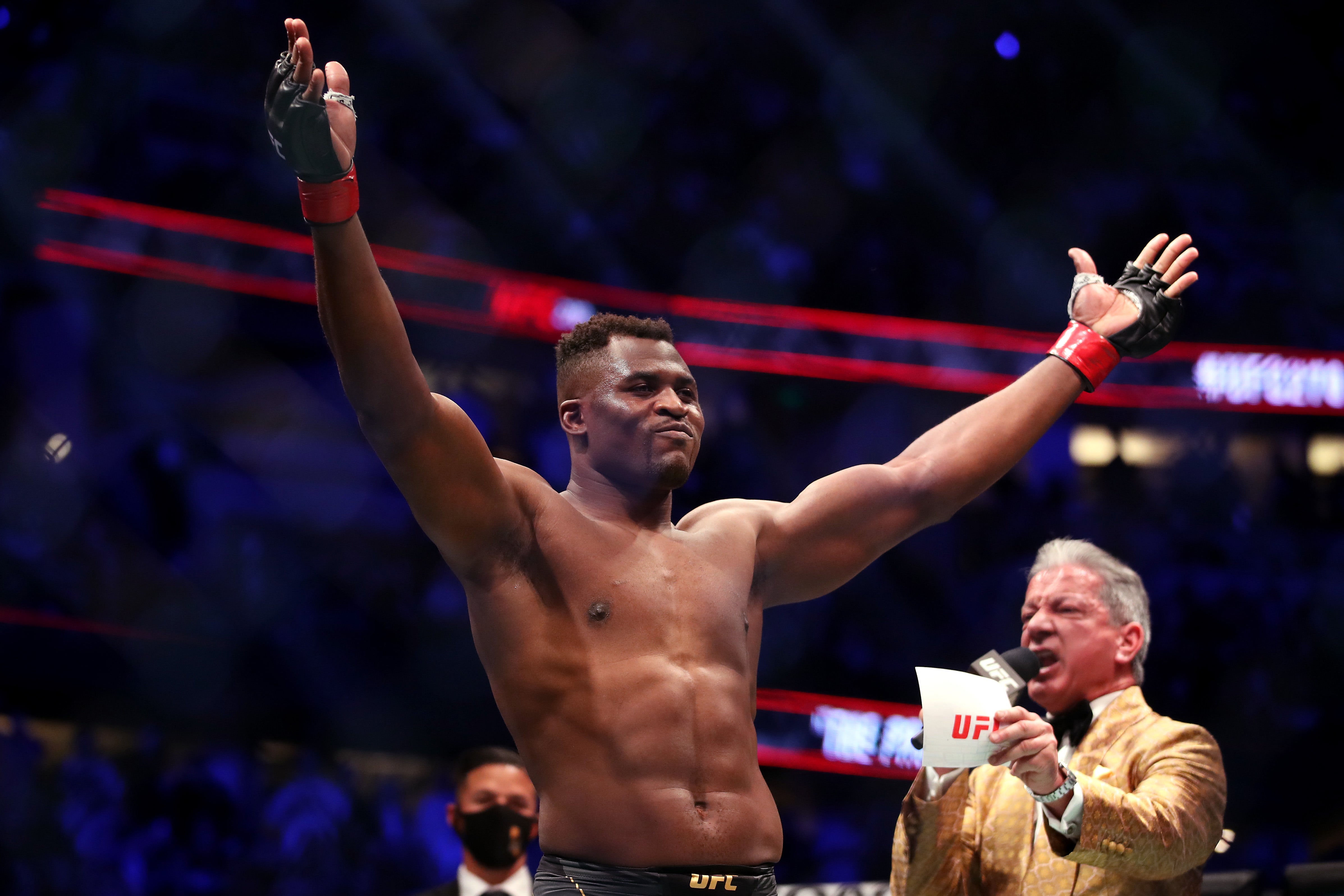 Francis Ngannou dejó la UFC como campeón de peso pesado antes de ganar la medalla de oro en la PFL