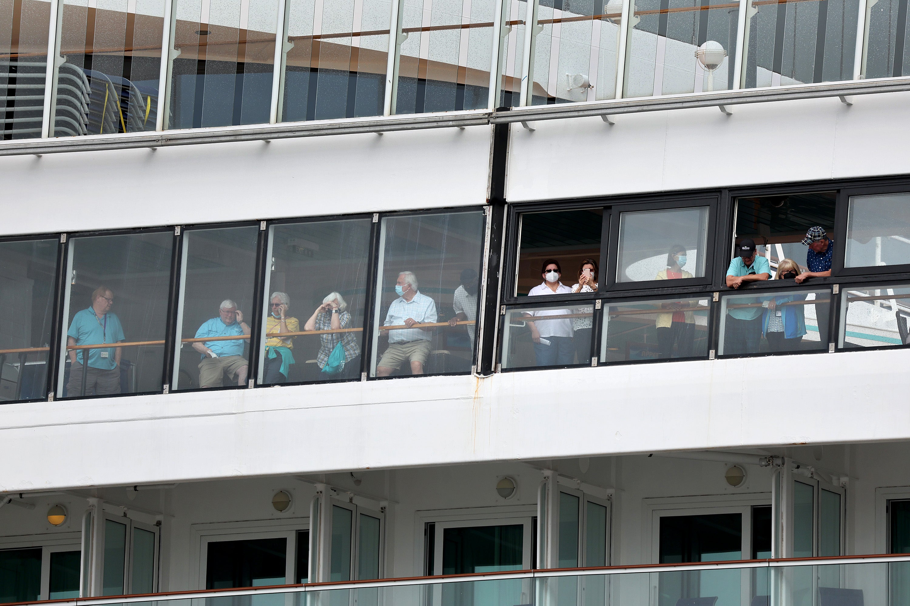 Pasajeros esperan en el crucero Norwegian Pearl, afectado por covid, en PortMiami en enero de 2022. Los cruceros contribuyeron a la propagación del virus durante la pandemia