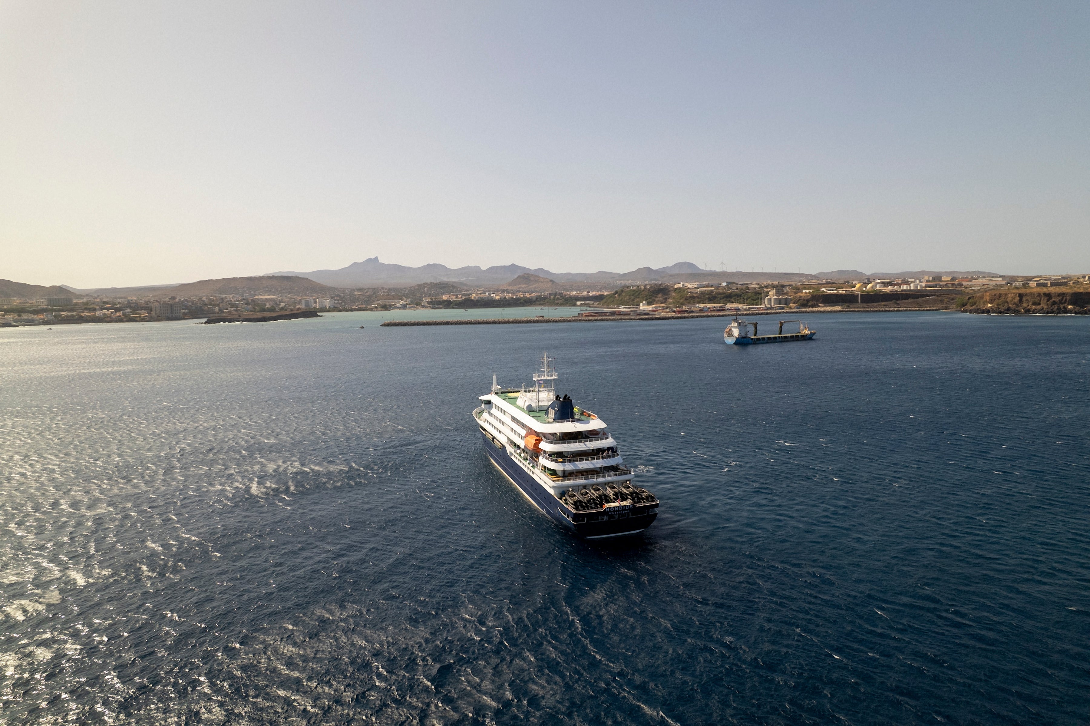 Esta imagen aérea muestra una vista general del crucero MV Hondius detenido frente al puerto de Praia, capital de Cabo Verde