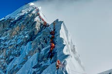Alpinistas de todo el mundo tratan de conquistar el Everest pese a riesgos y altos costos